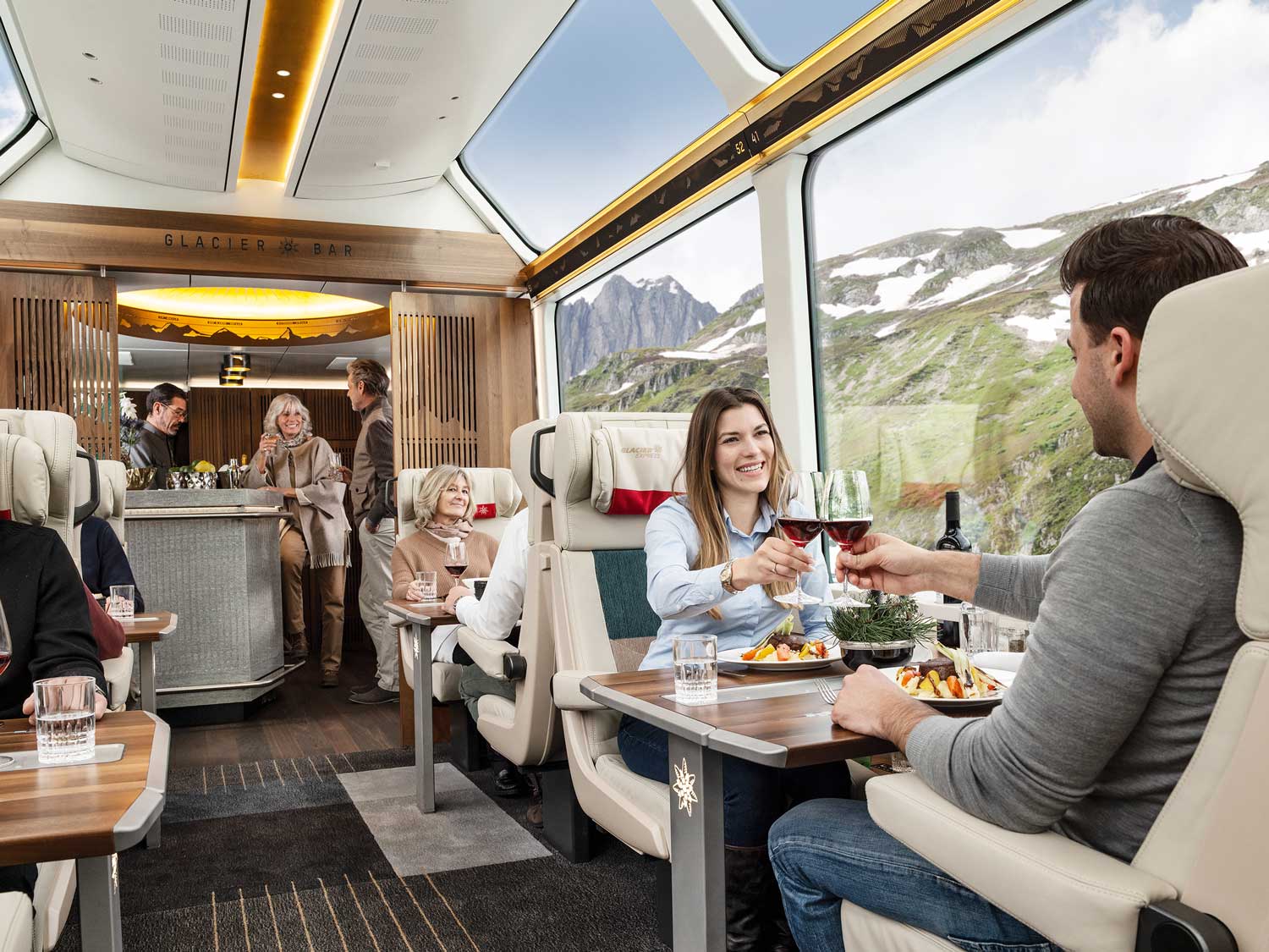 Glacier-Express-innen-mit-Gaesten_#M-#F_Glacier-Express-Excellence-Class-guests